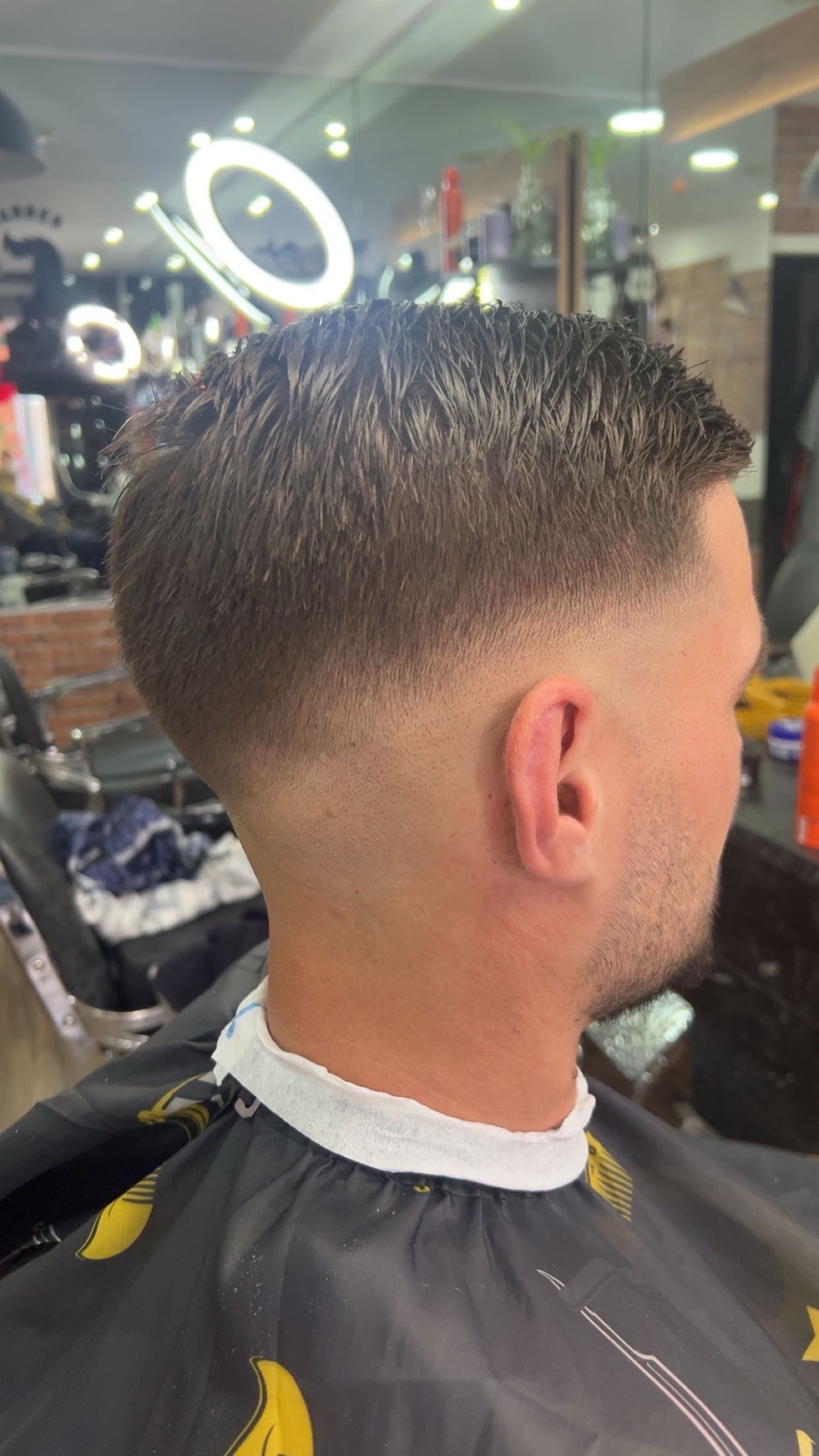 Réalisation coupe et style au salon Haircut Lille 9