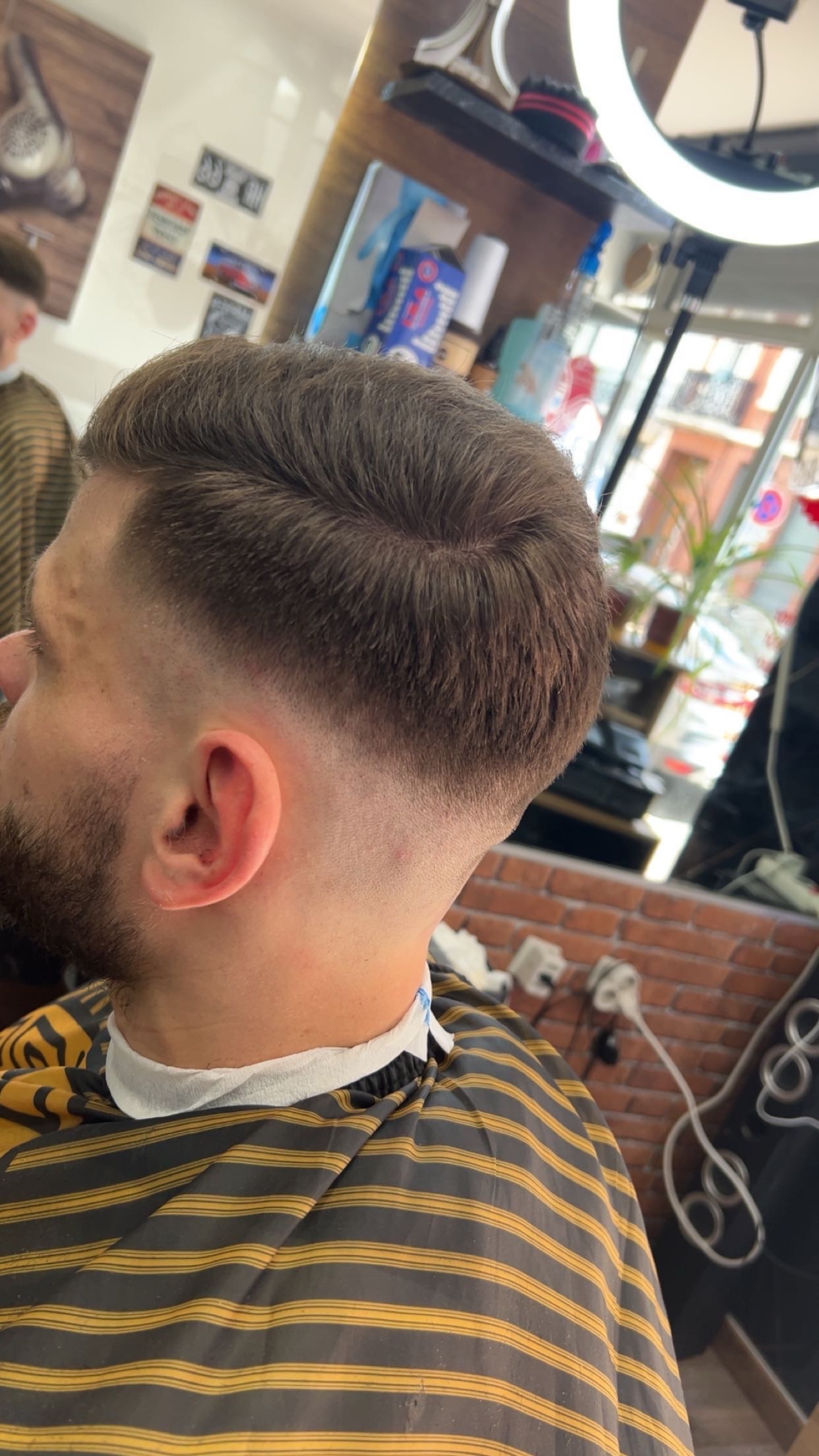 Réalisation coupe et style au salon Haircut Lille 13