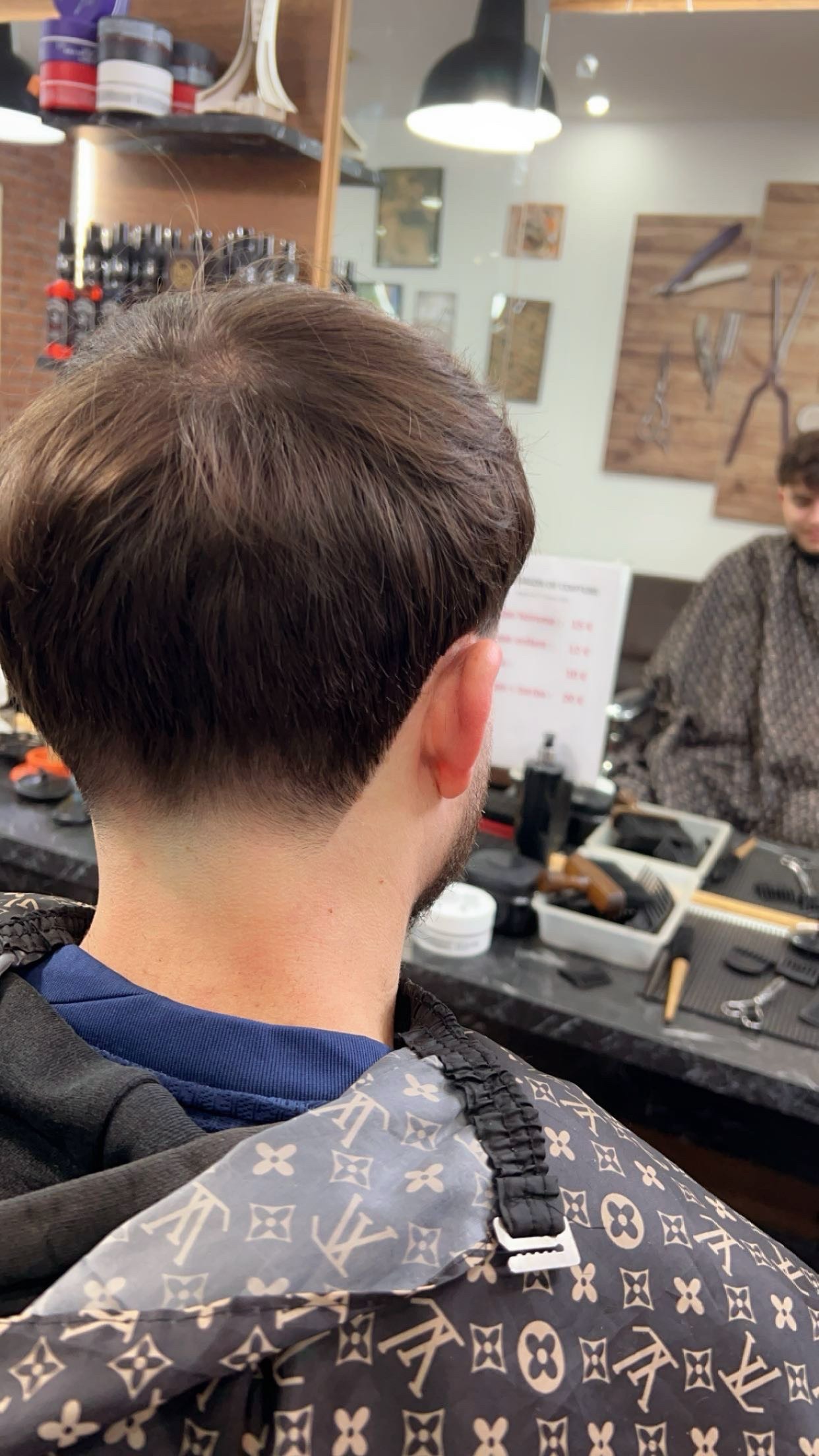 Réalisation coupe et style au salon Haircut Lille 16