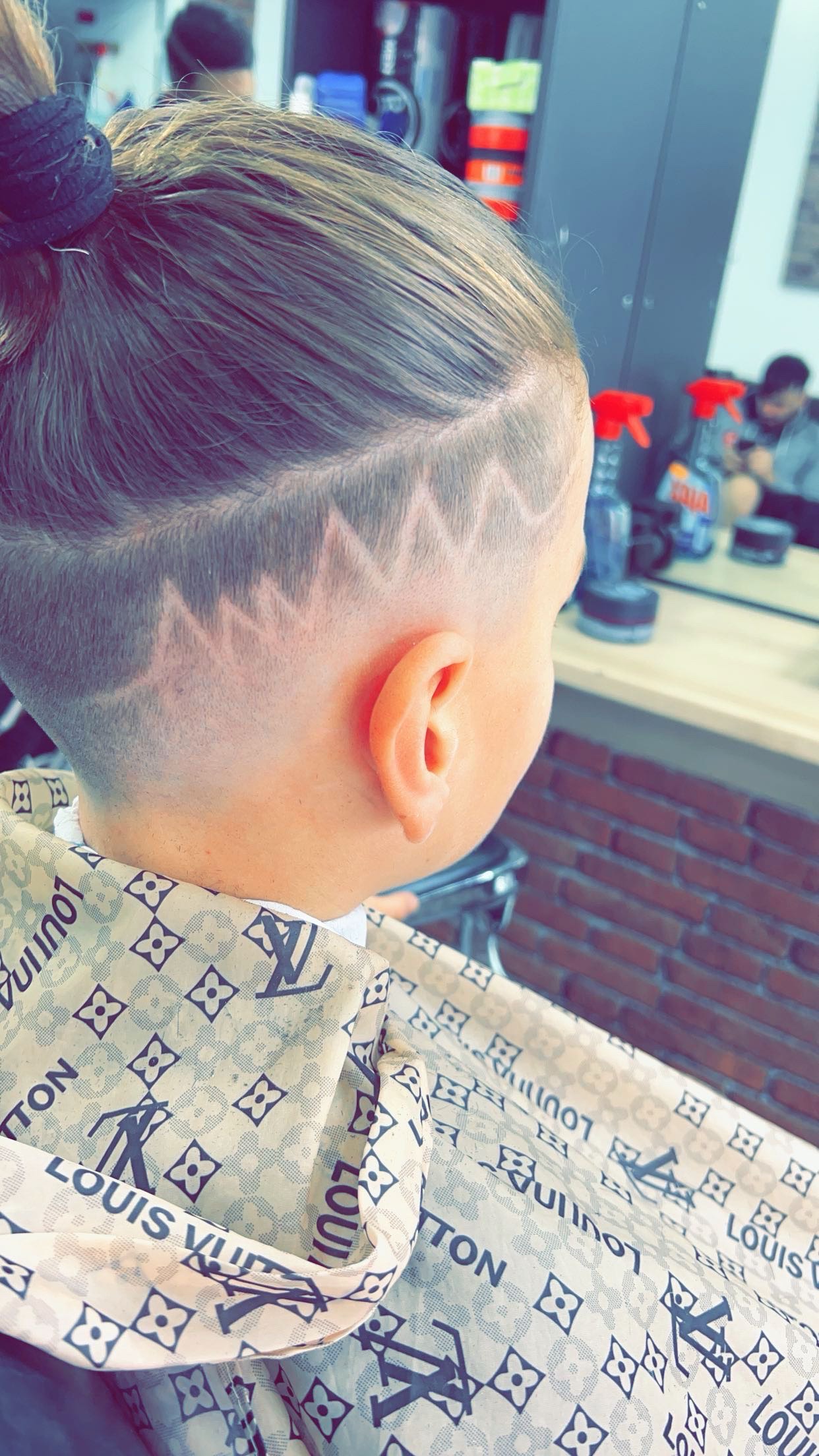 Réalisation coupe et style au salon Haircut Lille 17