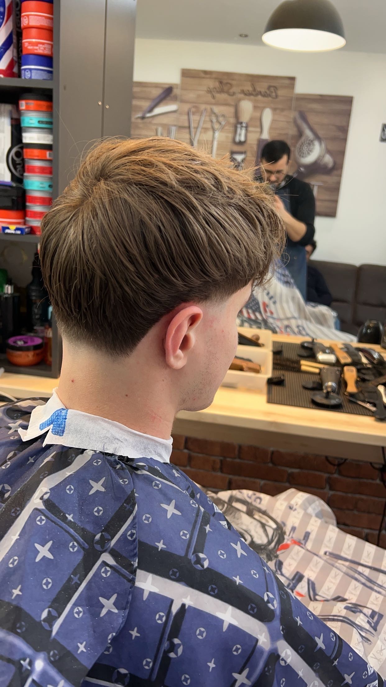 Réalisation coupe et style au salon Haircut Lille 18