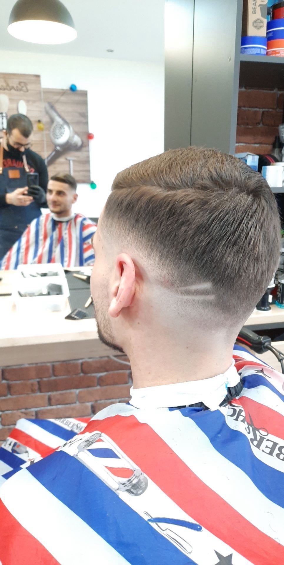 Réalisation coupe et style au salon Haircut Lille 20