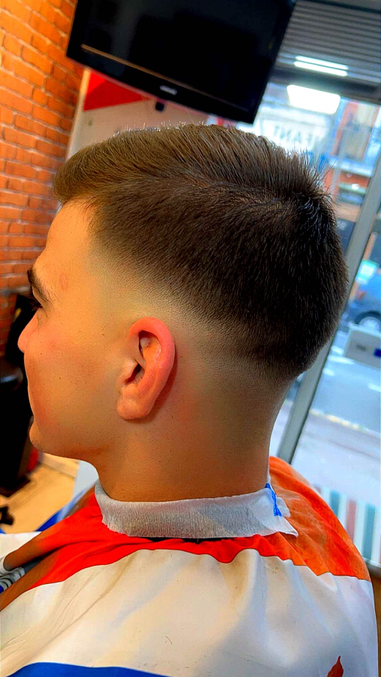 Réalisation coupe et style au salon Haircut Lille 21